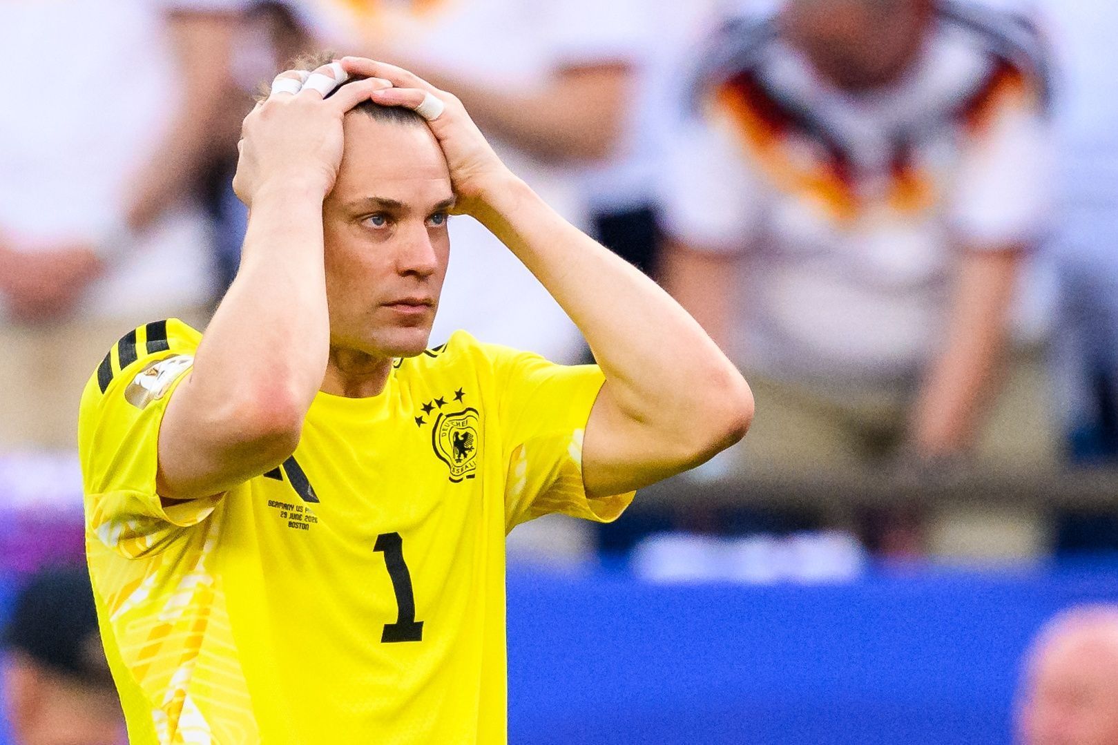 Manuel Neuer schlägt die Arme über dem Kopf zusammen.