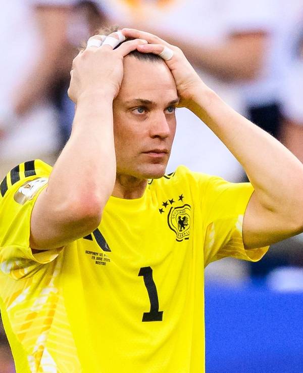 Manuel Neuer schlägt die Arme über dem Kopf zusammen.