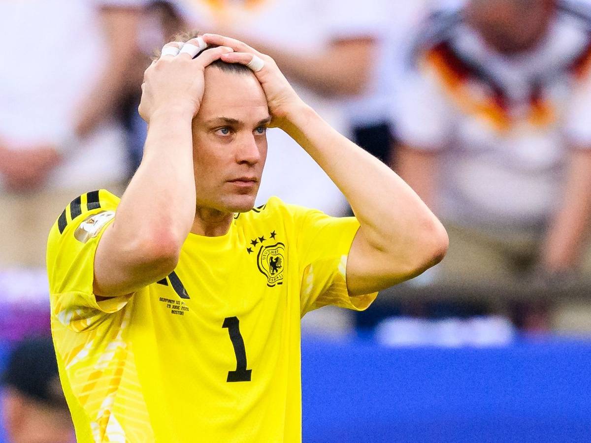 Manuel Neuer schlägt die Arme über dem Kopf zusammen.