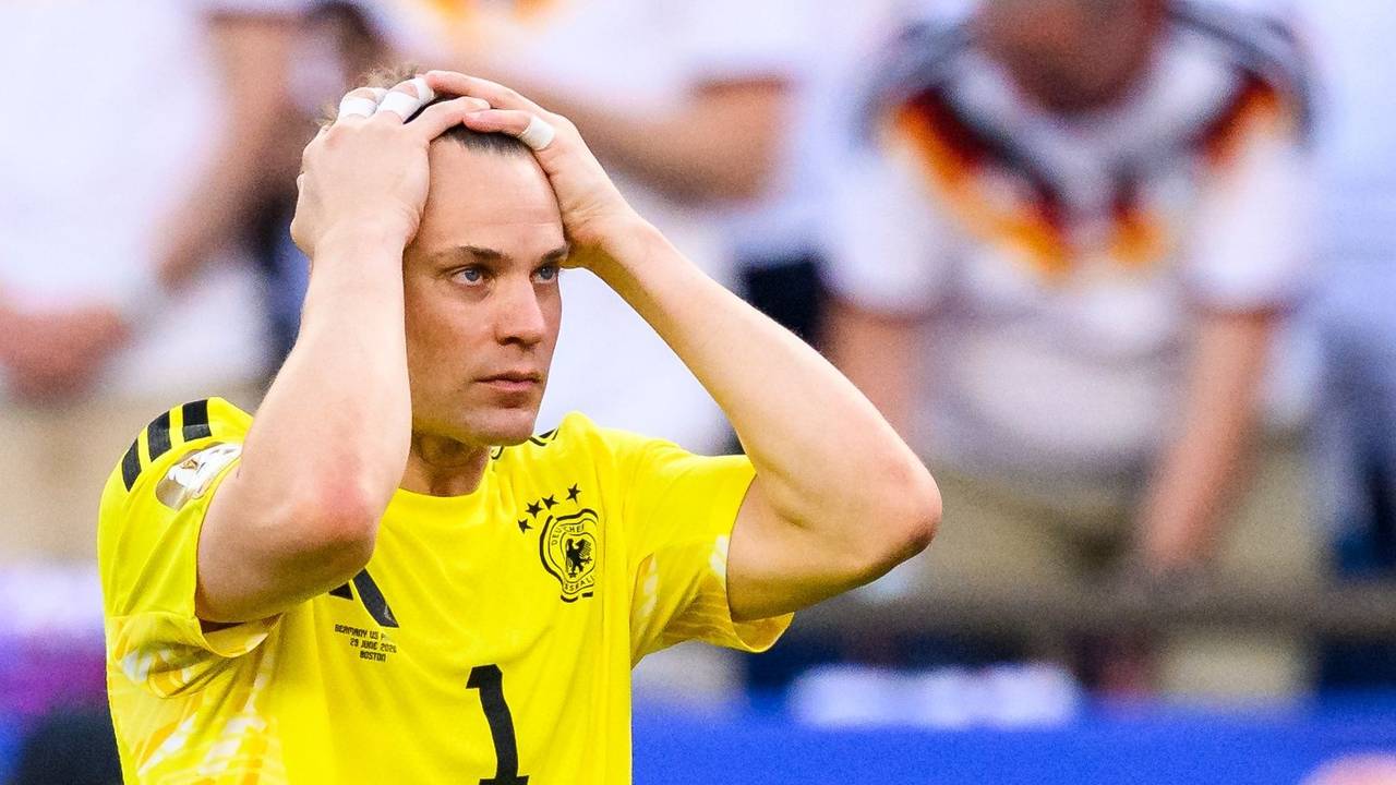 Manuel Neuer schlägt die Arme über dem Kopf zusammen.