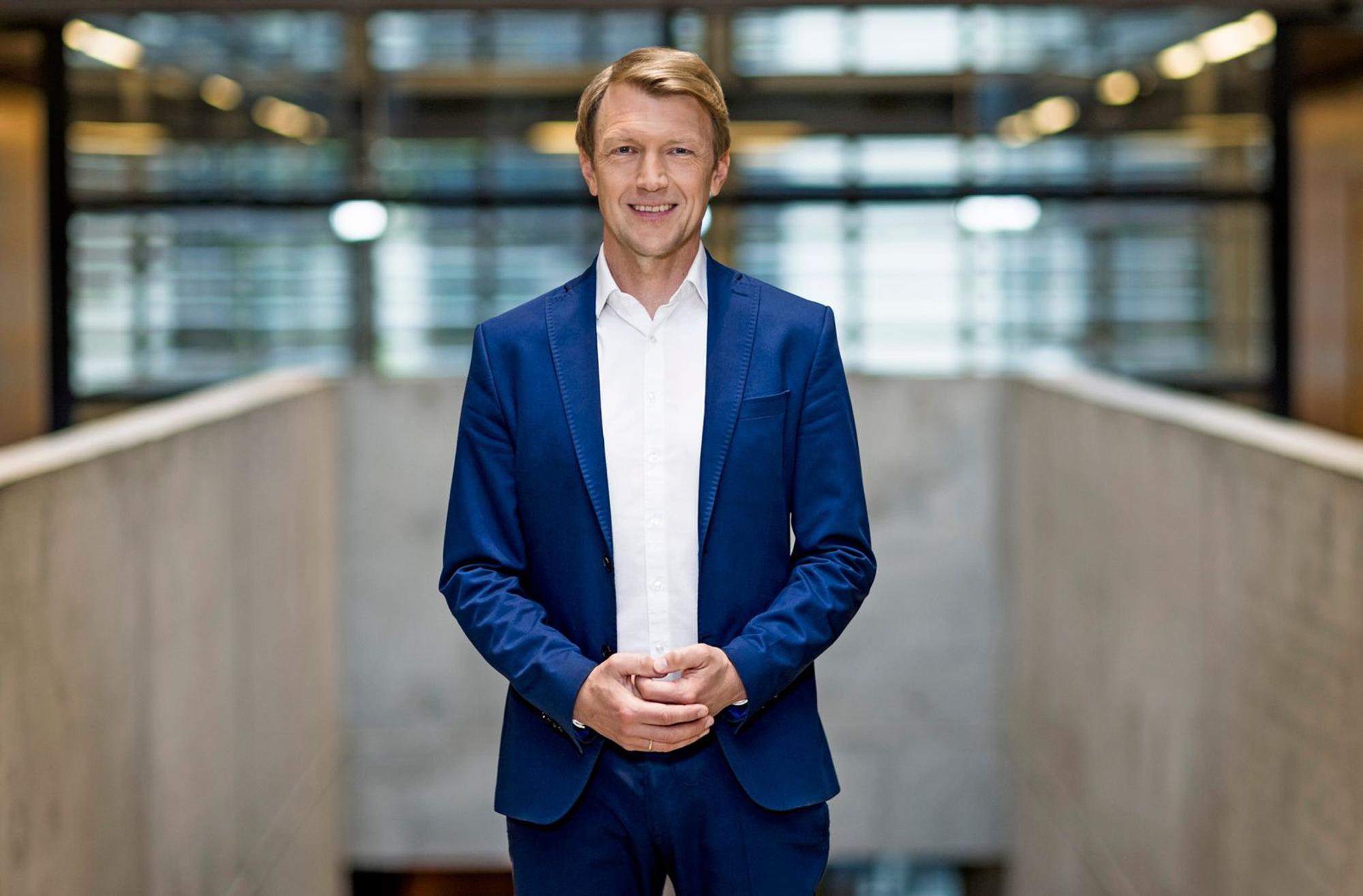 „Meine Perspektive ist immer: Ein Politiker muss sich an seinen eigenen Maßstäben messen lassen“, beschreibt Markus Preiß seine Herangehensweise an die Sommerinterviews mit den Parteichefinnen und -chefs. (Bild: ARD-Hauptstadtstudio/Thomas Kierok)