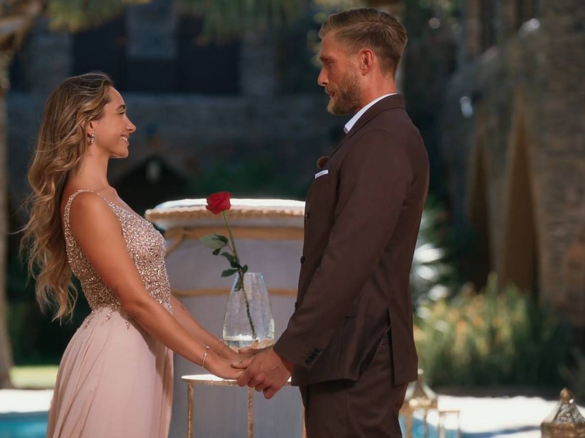 Bachelor Sebastian Paul vergibt seine letzte Rose an Nadja. (Bild: RTL)
