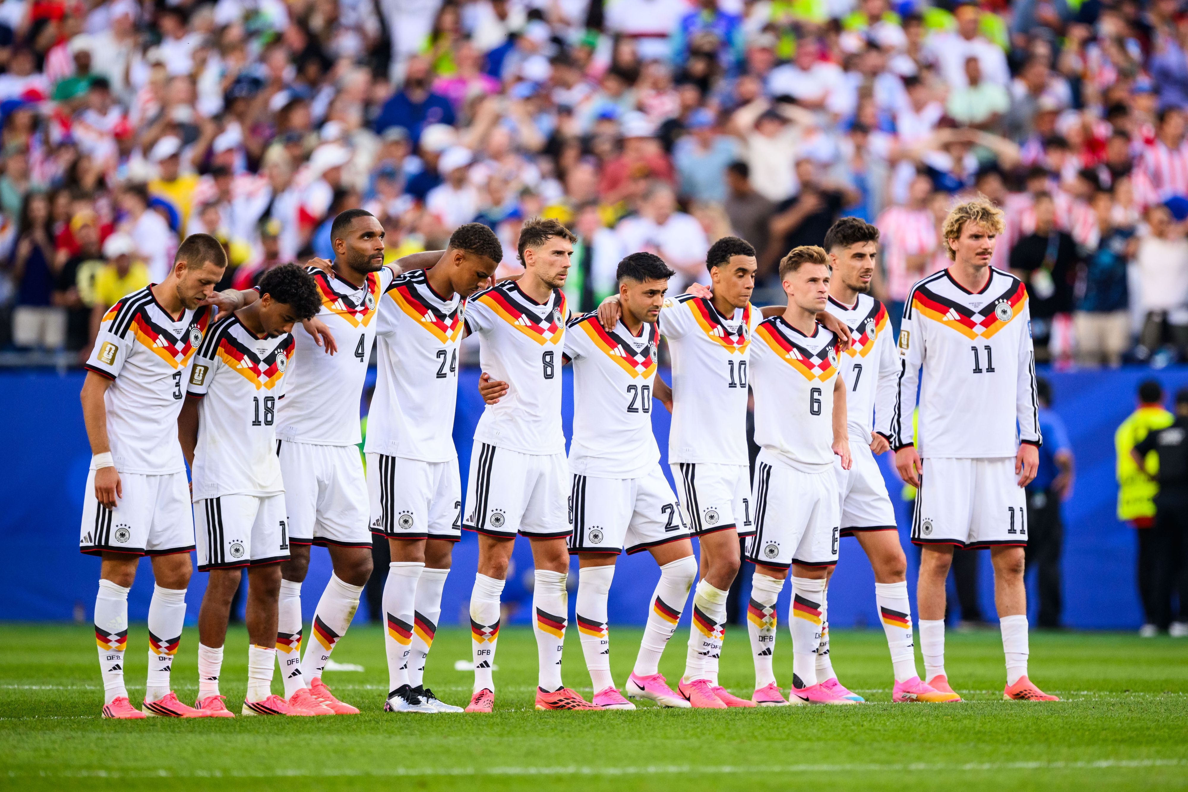 Die deutsche Nationalmannschaft steht beim Elfmeterschießen in einer Reihe.