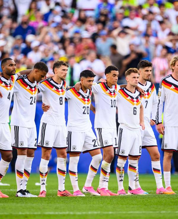 Die deutsche Nationalmannschaft steht beim Elfmeterschießen in einer Reihe.