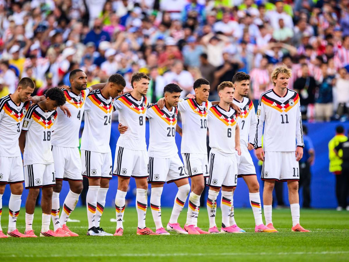 Die deutsche Nationalmannschaft steht beim Elfmeterschießen in einer Reihe.