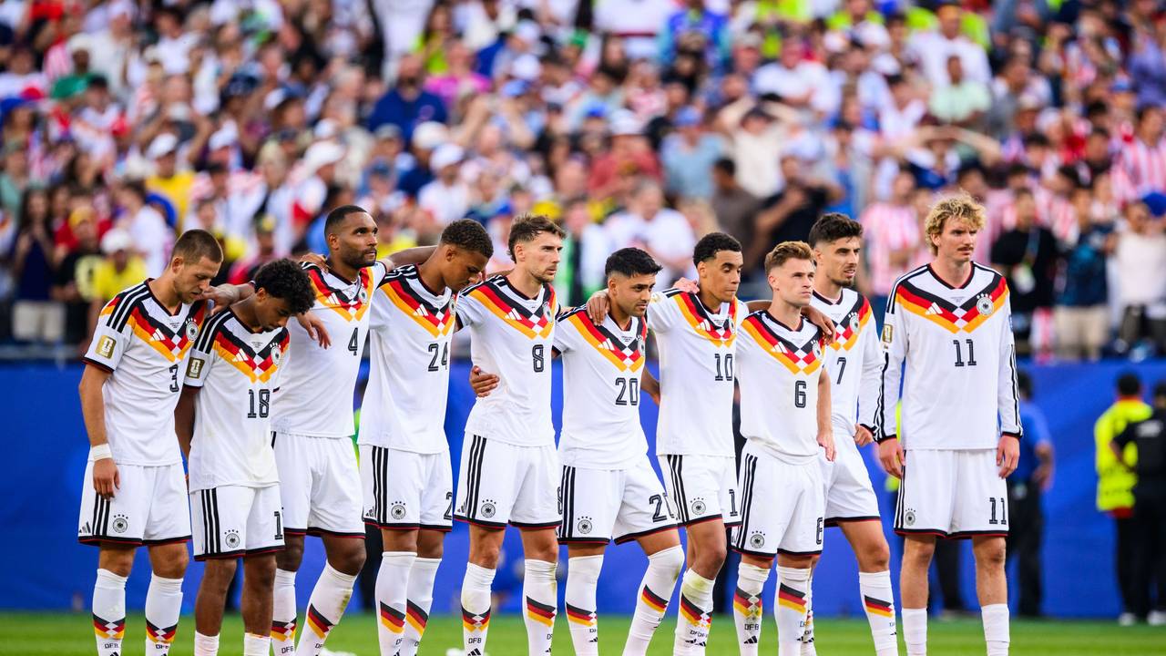 Die deutsche Nationalmannschaft steht beim Elfmeterschießen in einer Reihe.