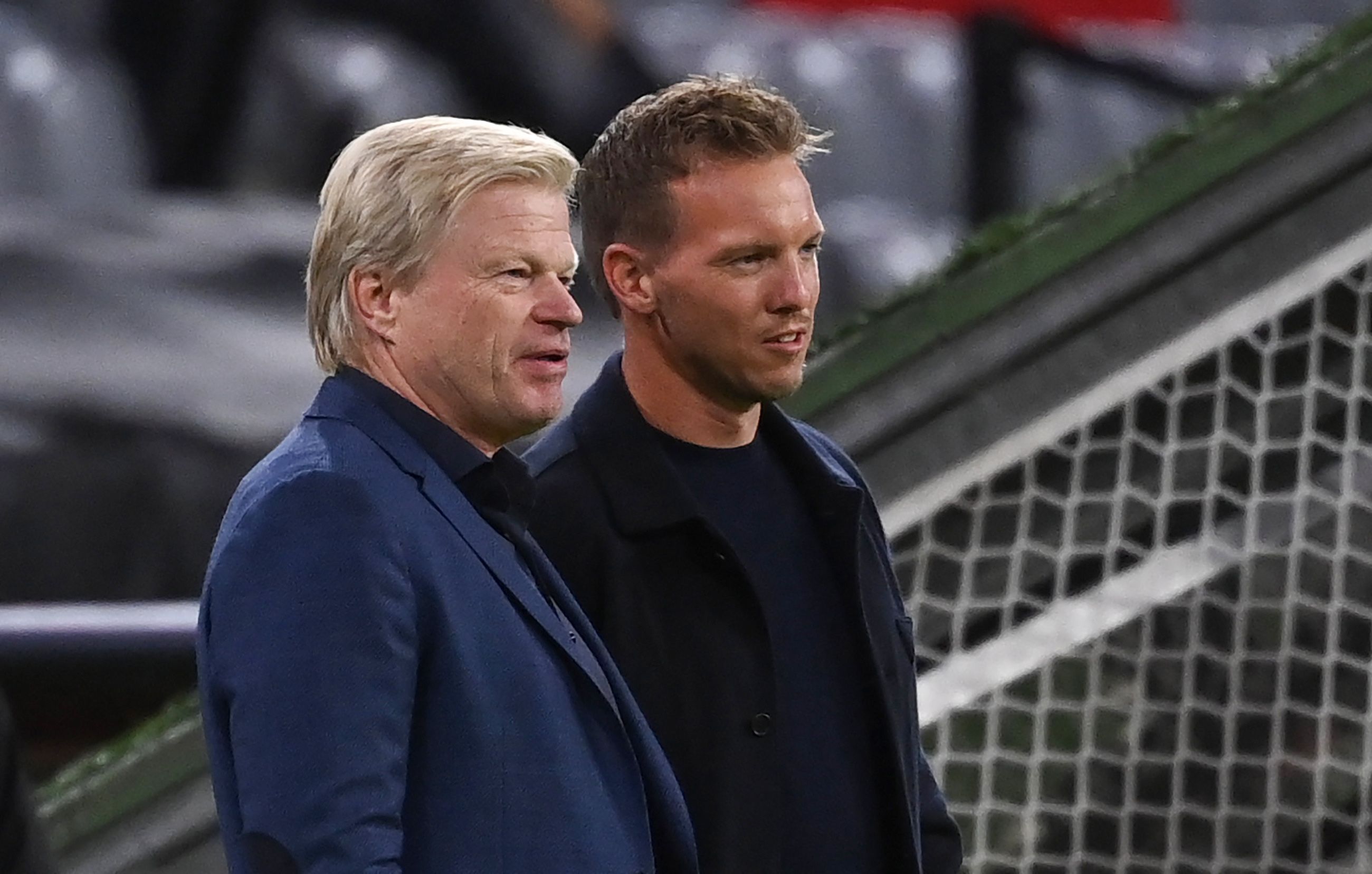 Münchens damaliger Trainer Julian Nagelsmann und Ex-Bayern-Vorstandsmitglied Oliver Kahn (l) unterhalten sich vor dem Spiel.