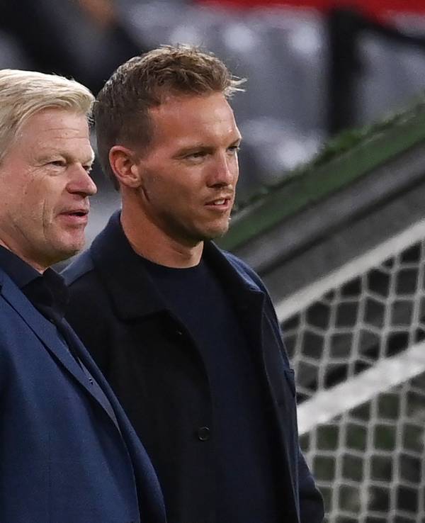 Münchens damaliger Trainer Julian Nagelsmann und Ex-Bayern-Vorstandsmitglied Oliver Kahn (l) unterhalten sich vor dem Spiel.