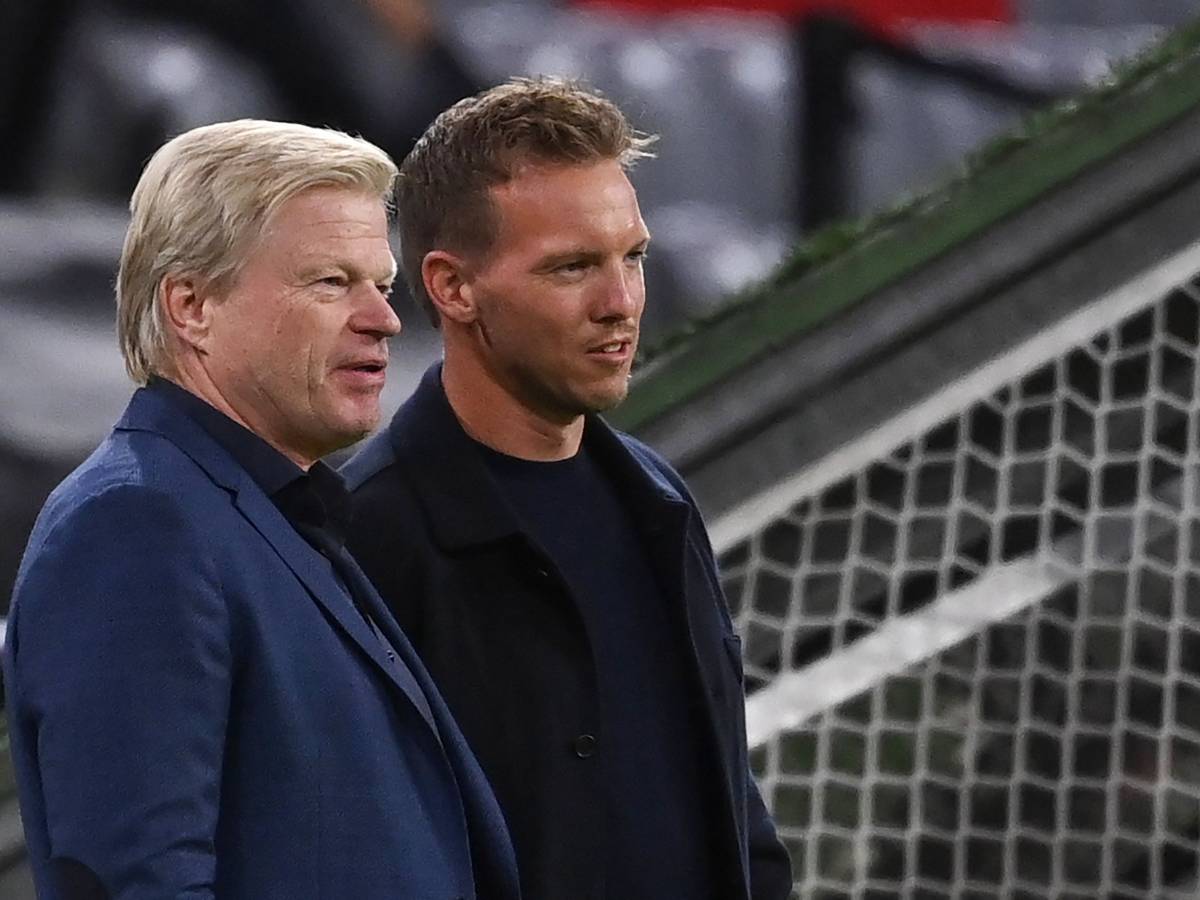 Münchens damaliger Trainer Julian Nagelsmann und Ex-Bayern-Vorstandsmitglied Oliver Kahn (l) unterhalten sich vor dem Spiel.
