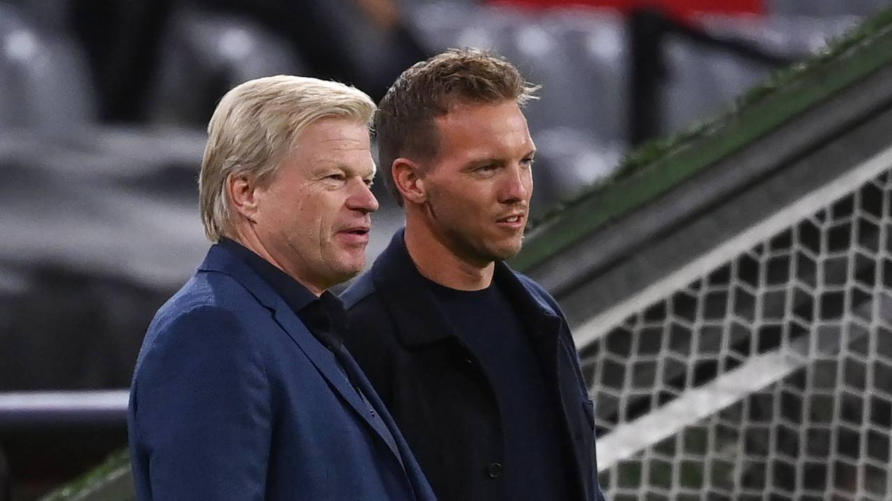 Münchens damaliger Trainer Julian Nagelsmann und Ex-Bayern-Vorstandsmitglied Oliver Kahn (l) unterhalten sich vor dem Spiel.