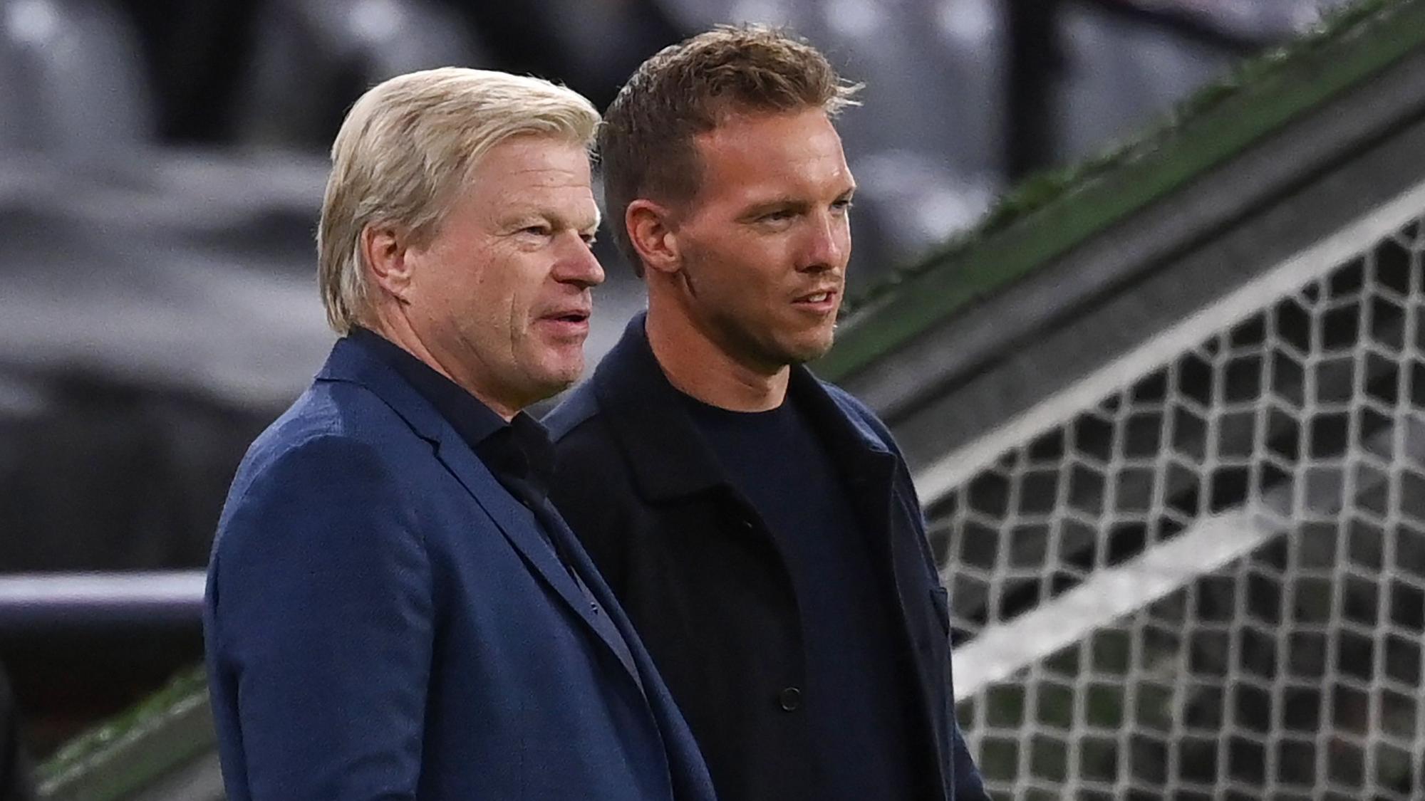 Münchens damaliger Trainer Julian Nagelsmann und Ex-Bayern-Vorstandsmitglied Oliver Kahn (l) unterhalten sich vor dem Spiel.
