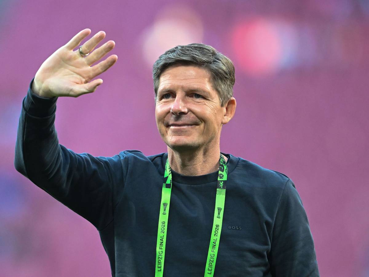 Trainer Oliver Glasner (Crystal Palace) winkt den Fans vor dem Spiel zu.
