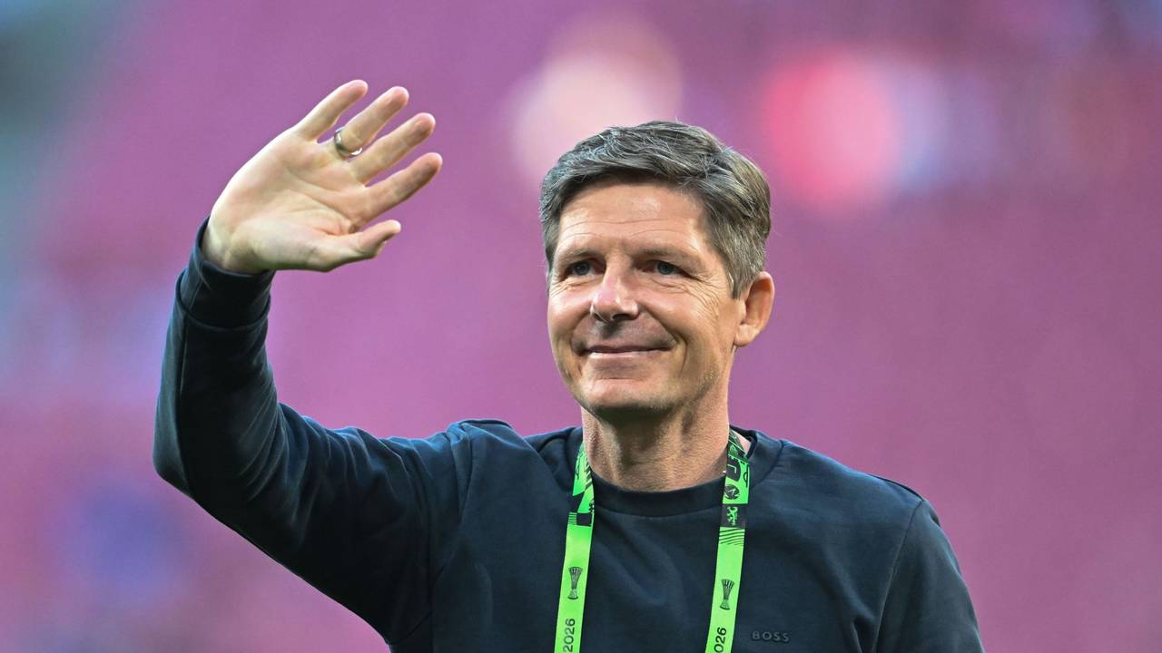 Trainer Oliver Glasner (Crystal Palace) winkt den Fans vor dem Spiel zu.