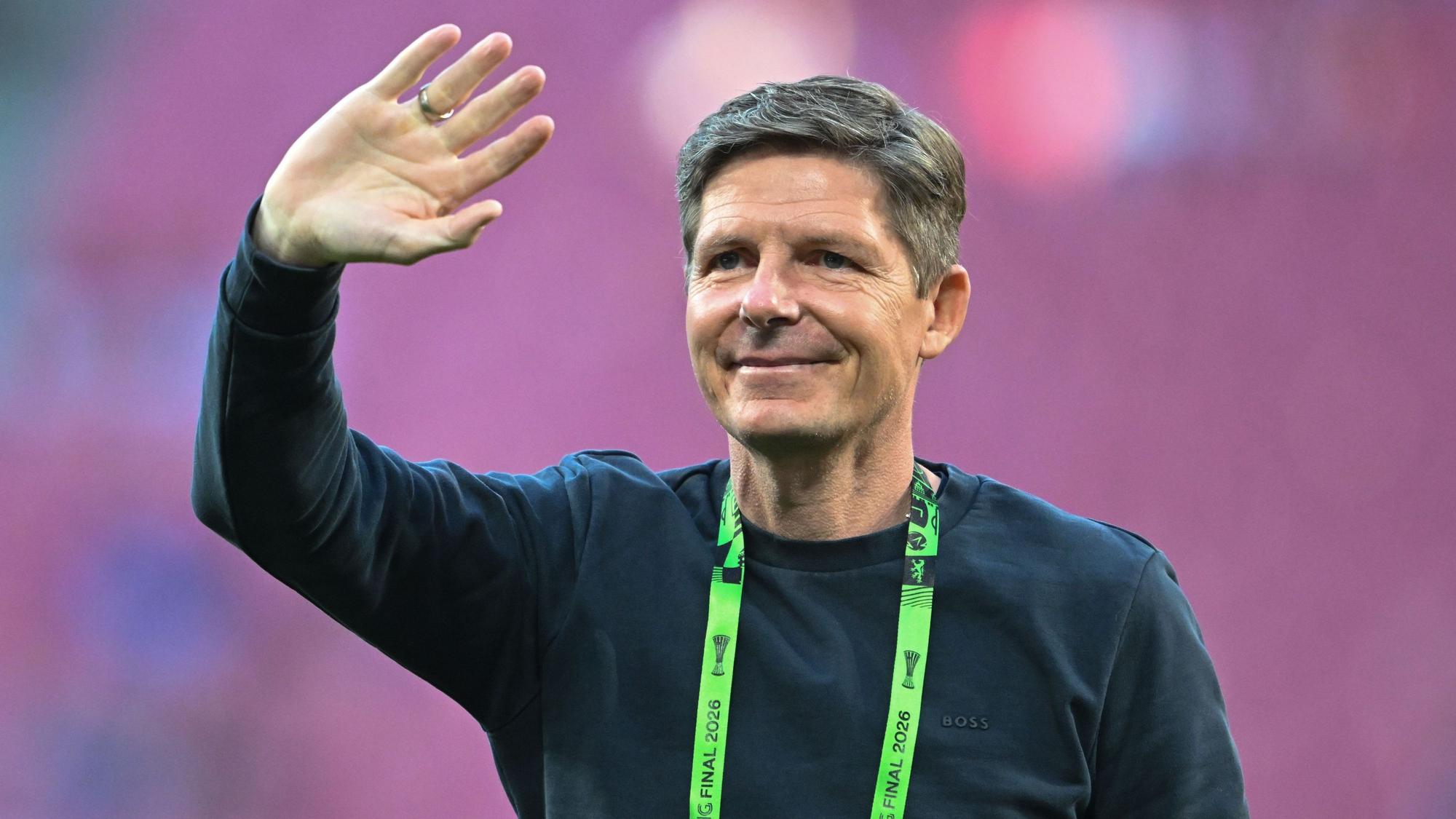 Trainer Oliver Glasner (Crystal Palace) winkt den Fans vor dem Spiel zu.