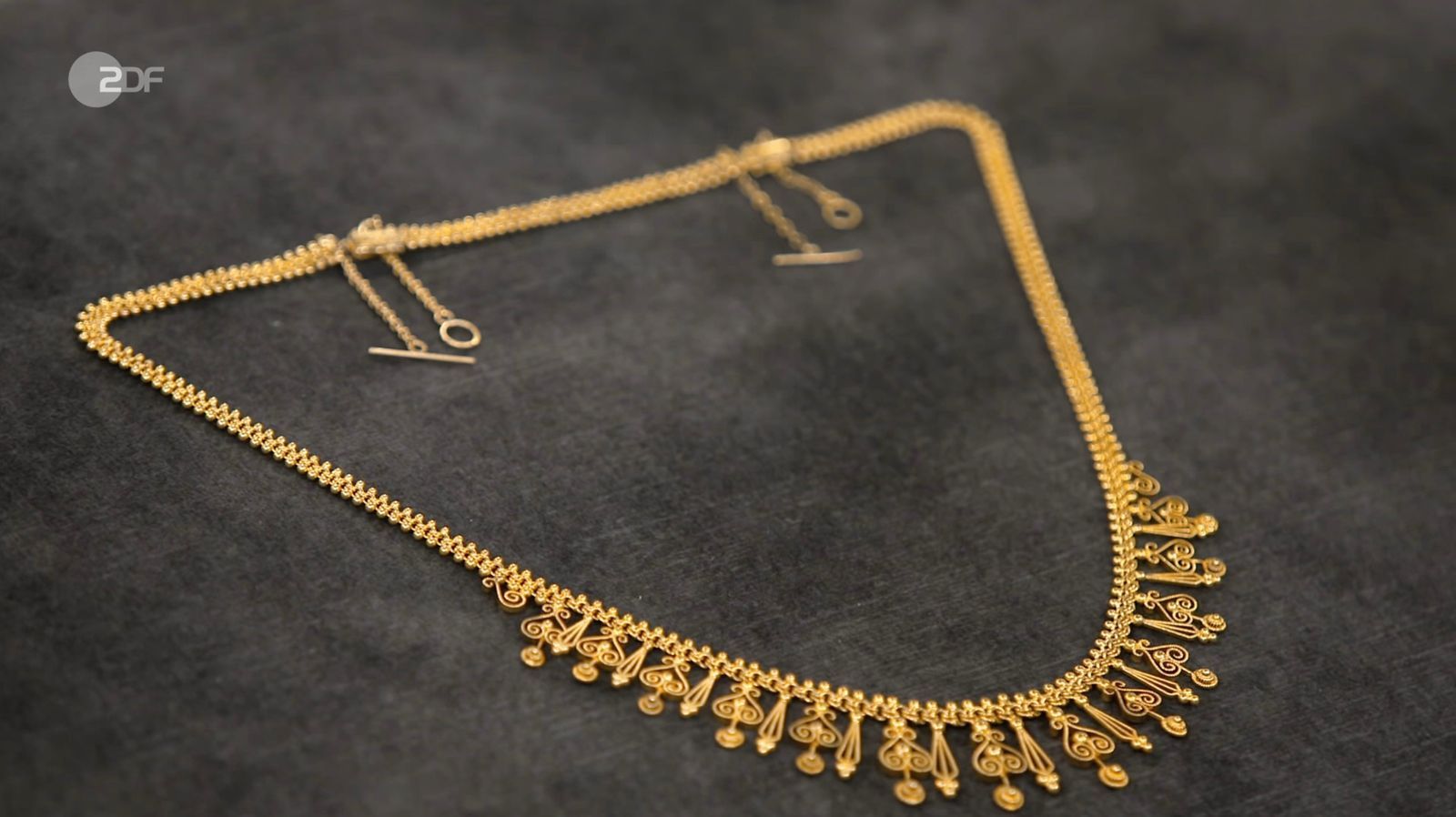 Ein Collier im etruskischen Stil datierte Patrick Lessmann um 1890.  (Bild: ZDF)