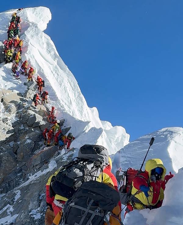 Bergsteiger am 20. Mai 2026 auf dem Weg zum Gipfel des Mount Everest