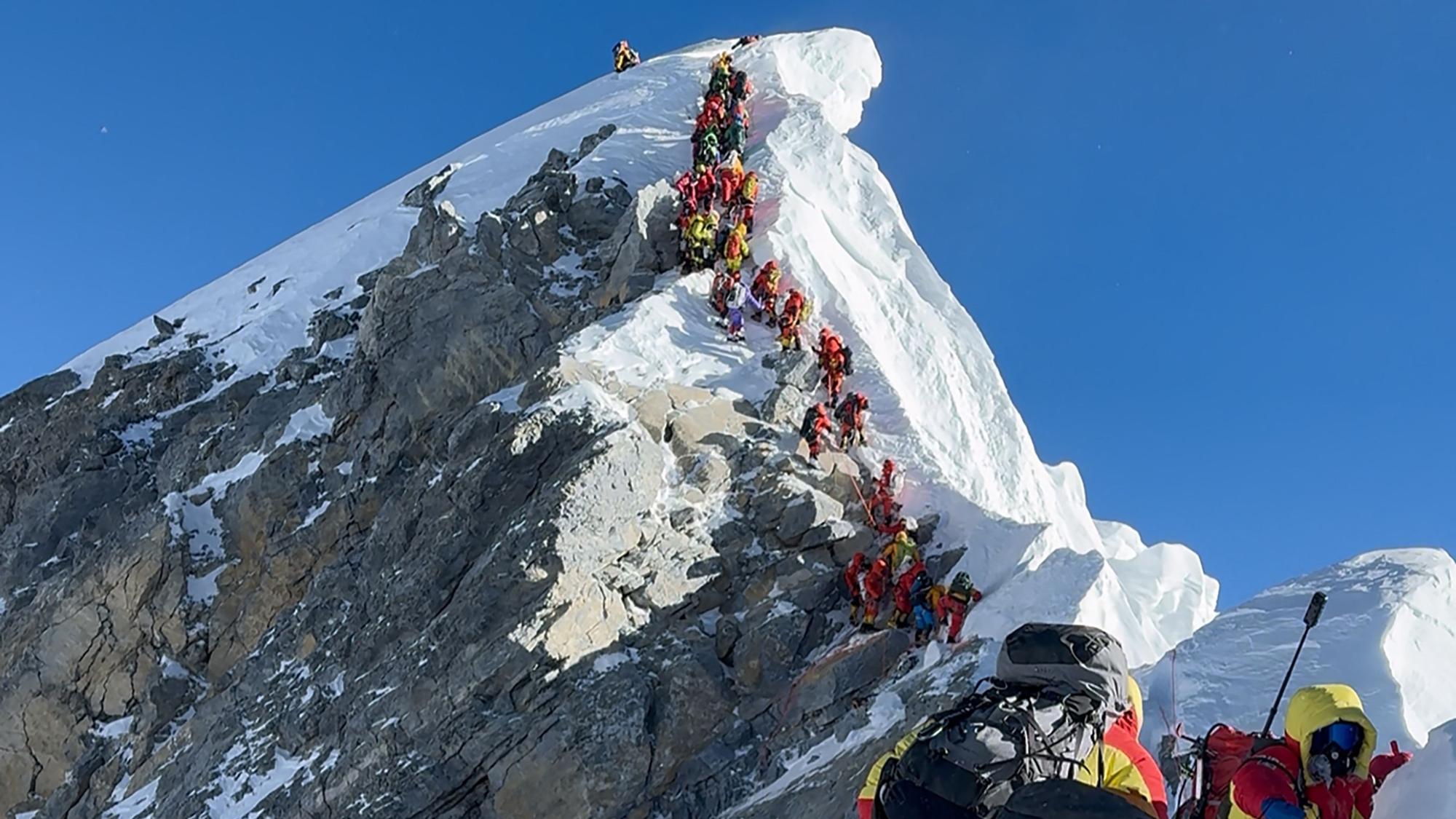 Bergsteiger am 20. Mai 2026 auf dem Weg zum Gipfel des Mount Everest