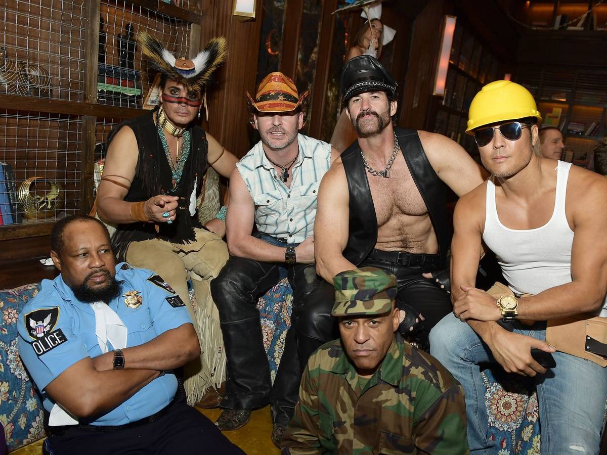 Victor Willis (links) ist tot. Hier ist er mit Angel Morales, Chad Freeman, Sonny Earl, J.J. Lippol und James Kwong von den Village People zu sehen. (Bild: 2017 Getty Images/Matt Winkelmeyer)