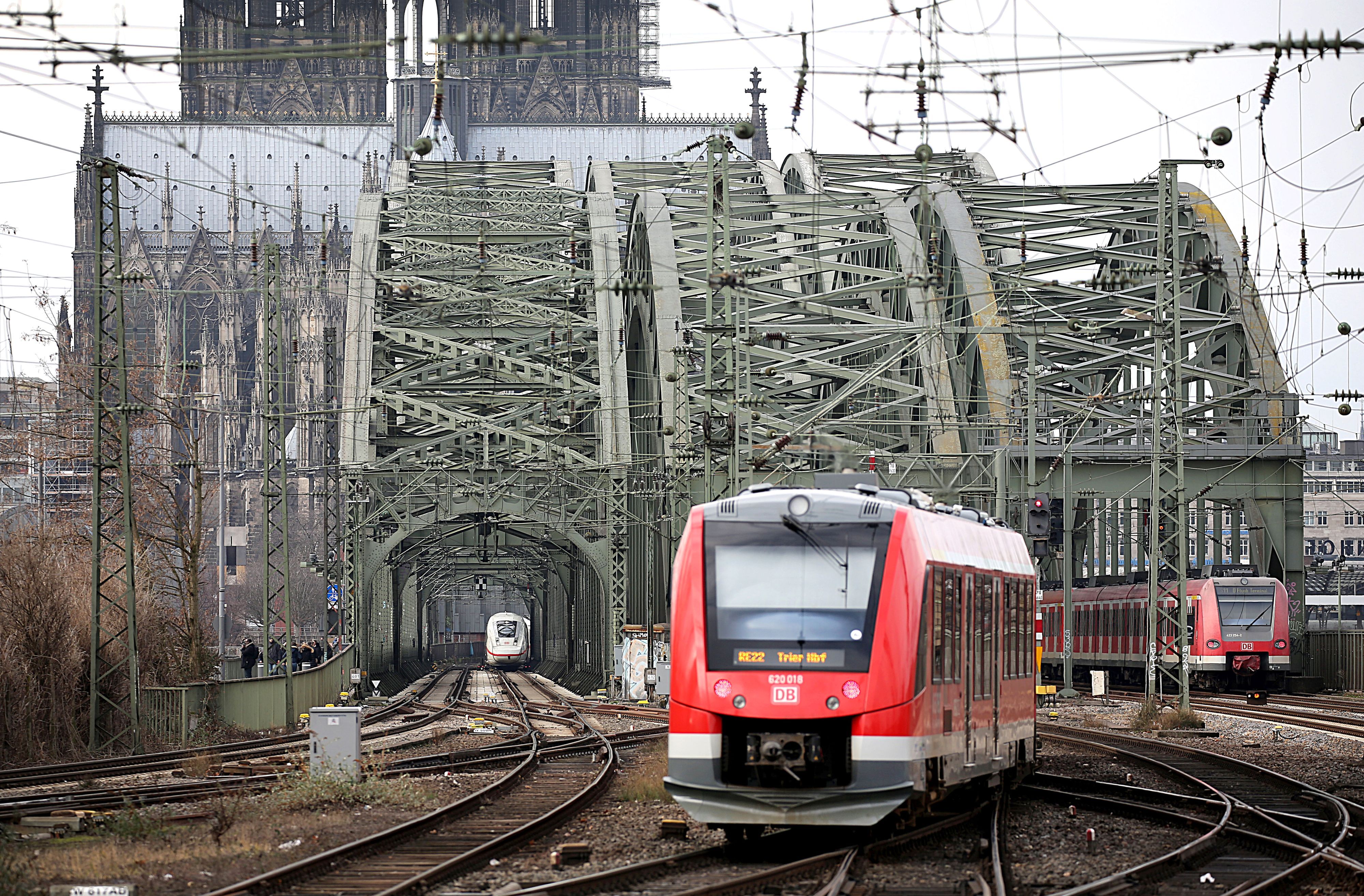 Züge fahren über die Hohenzollernbrücke in den Hauptbahnhof. (Symbolfoto)