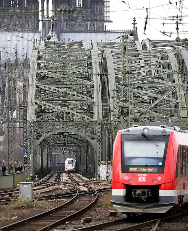 Züge fahren über die Hohenzollernbrücke in den Hauptbahnhof