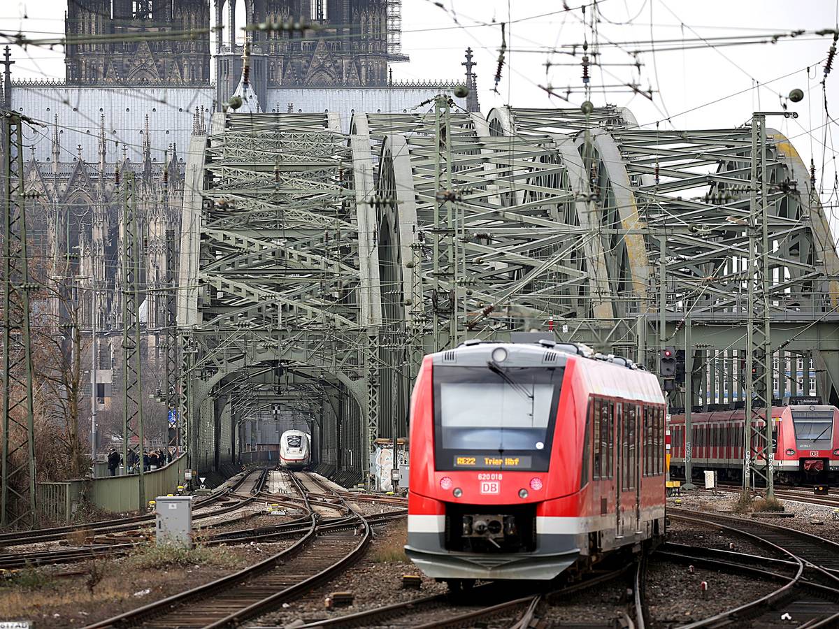 Züge fahren über die Hohenzollernbrücke in den Hauptbahnhof