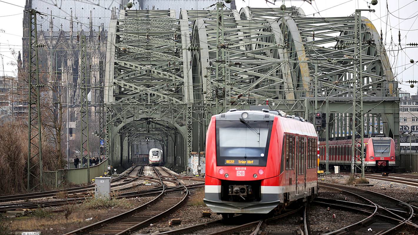 Züge fahren über die Hohenzollernbrücke in den Hauptbahnhof