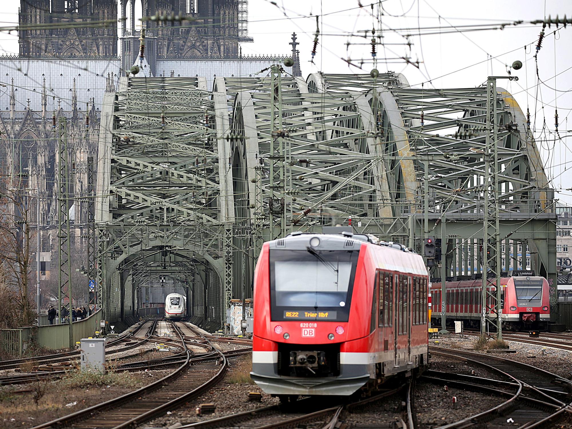 Züge fahren über die Hohenzollernbrücke in den Hauptbahnhof