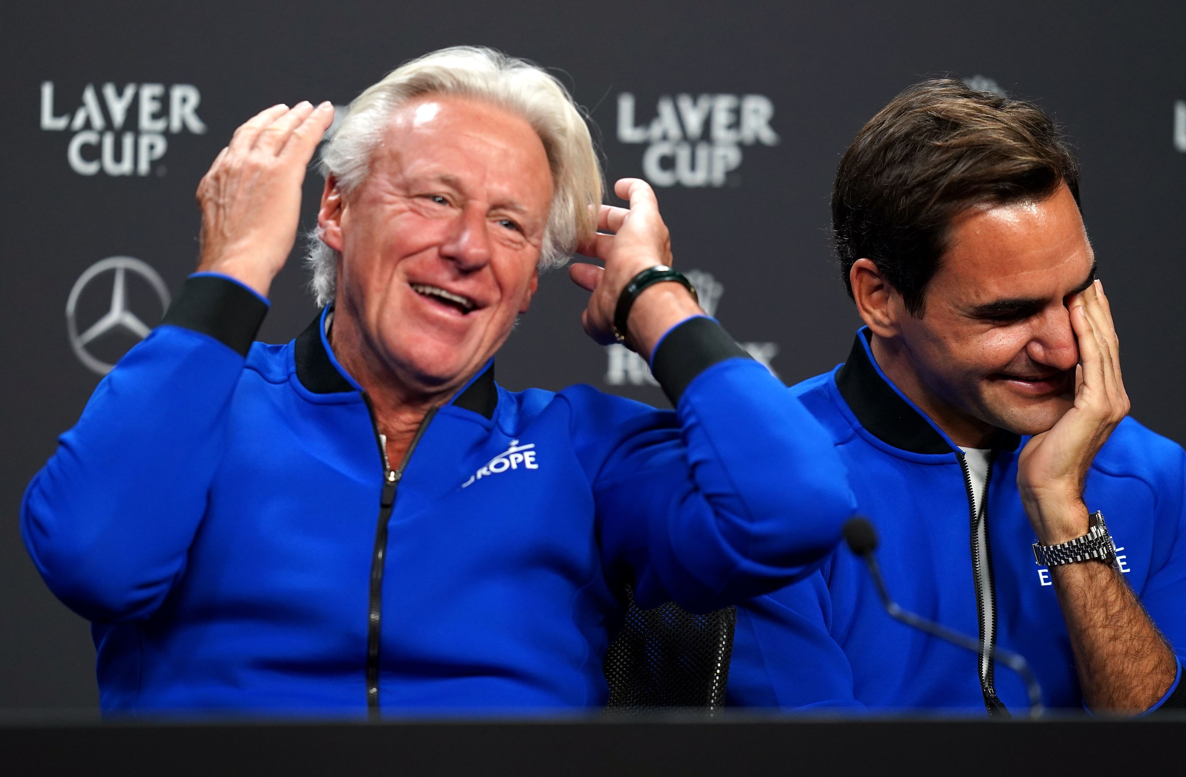 Team-Europa-Kapitän Björn Borg (l) und Tennis-Star Roger Federer sitzen bei einer Pressekonferenz vor dem Laver Cup 2022 in der O2 Arena nebeneinander.