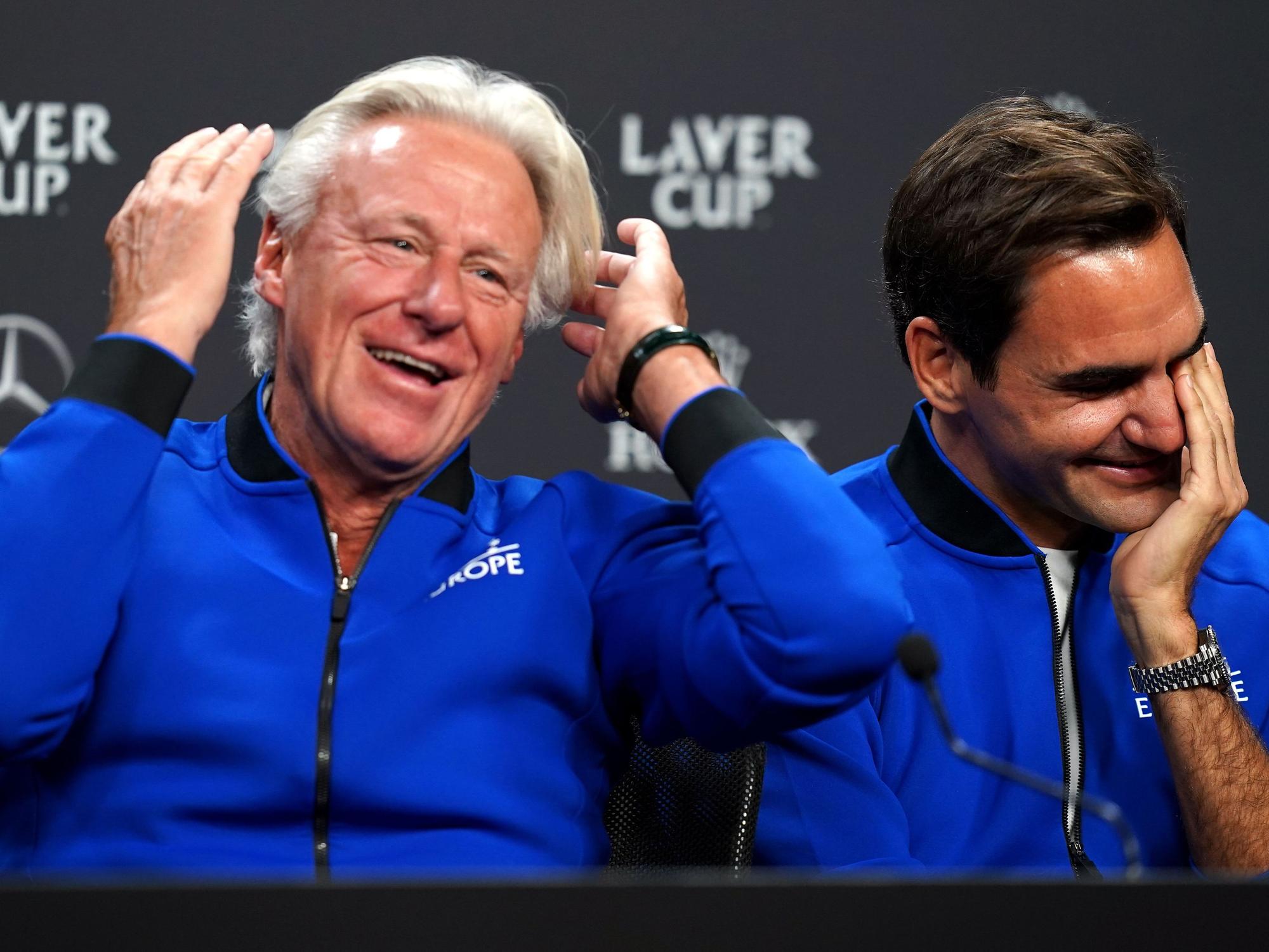 Team-Europa-Kapitän Björn Borg (l) und Tennis-Star Roger Federer sitzen bei einer Pressekonferenz vor dem Laver Cup 2022 in der O2 Arena nebeneinander.