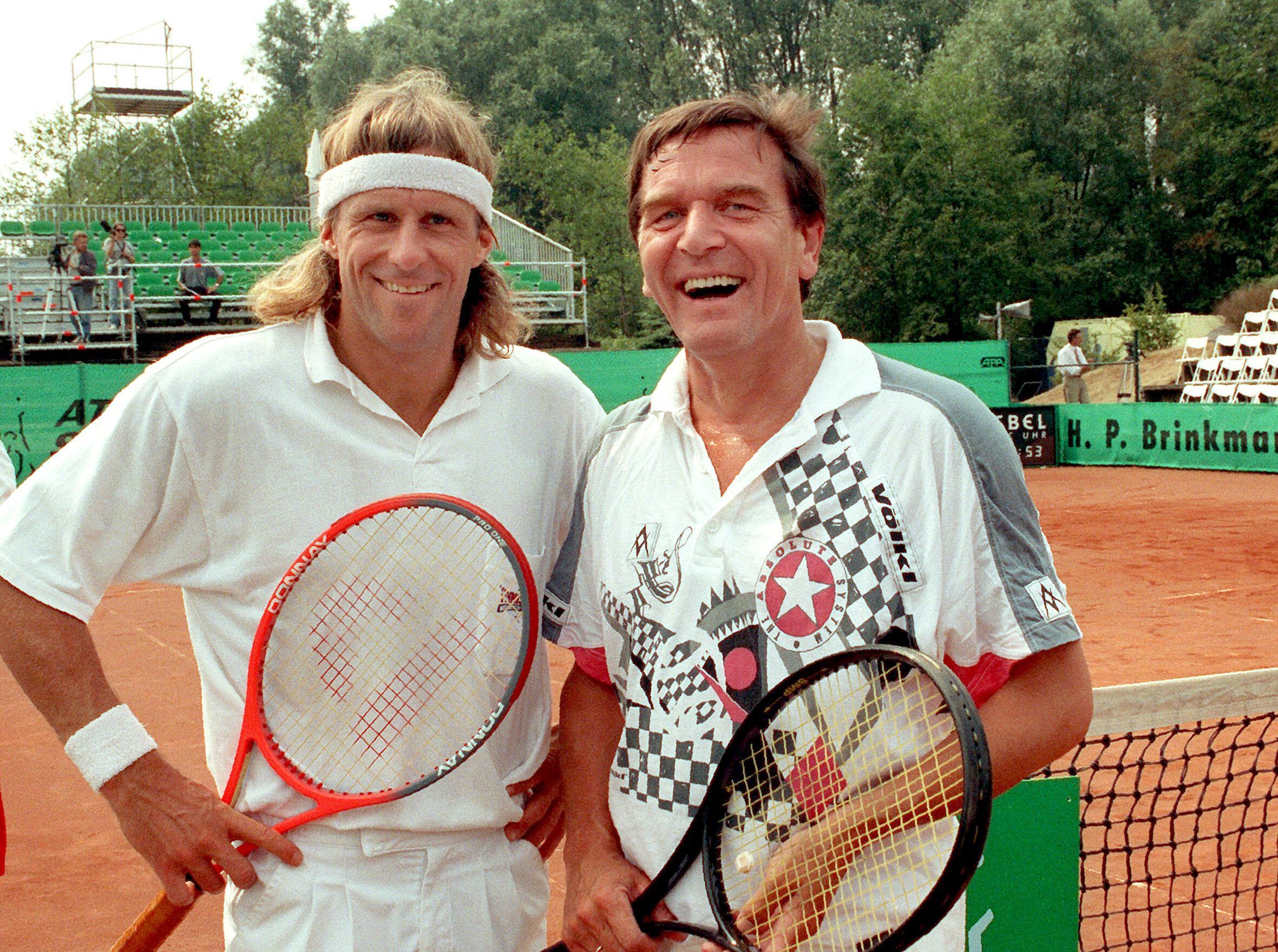 Björn Borg spielte auch schon gegen Gerhard Schröder (r, SPD).
