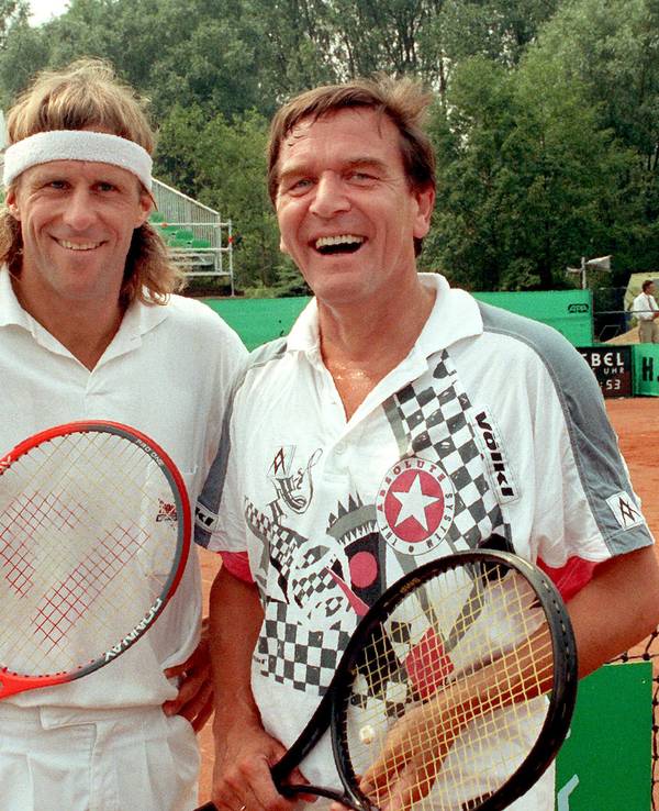 Björn Borg spielte auch schon gegen Gerhard Schröder (r, SPD).