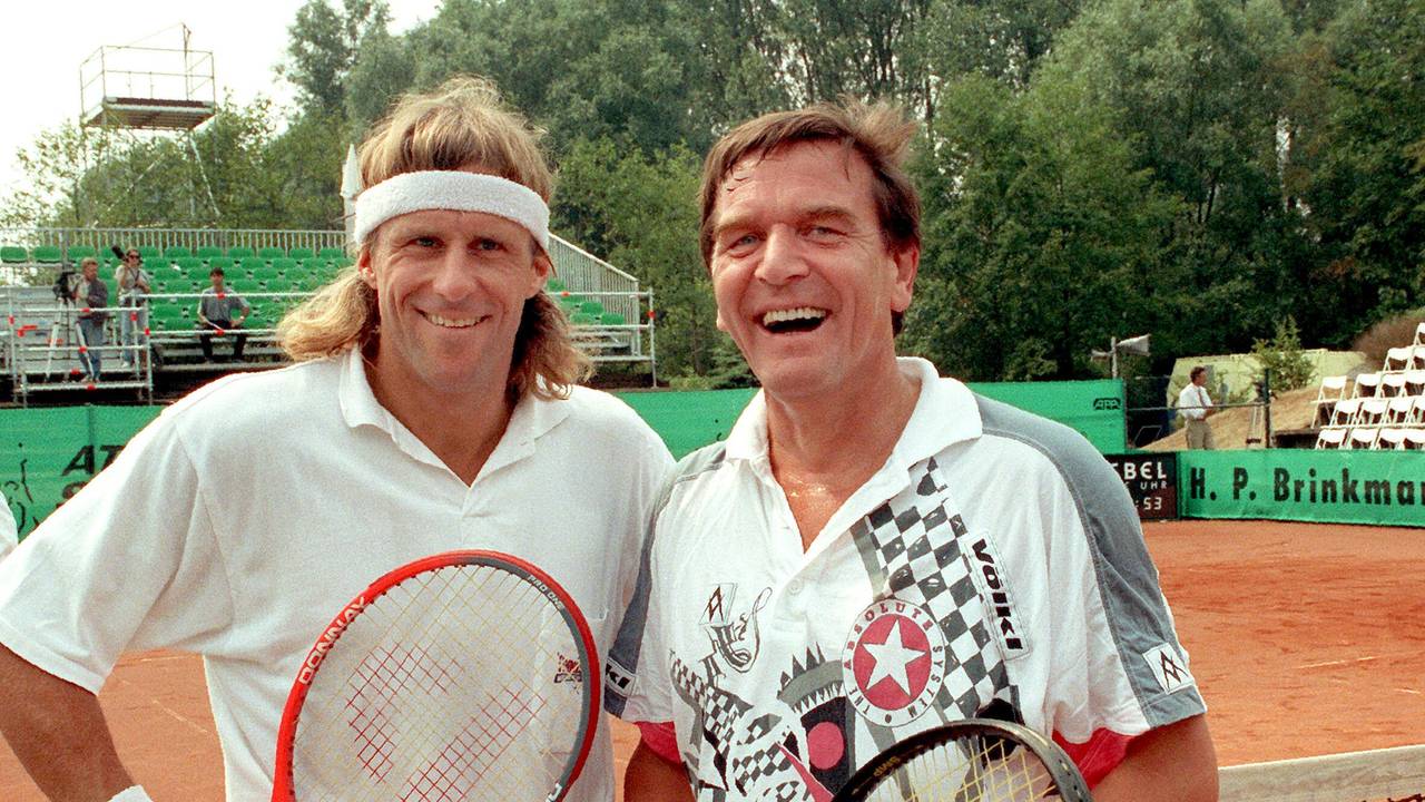 Björn Borg spielte auch schon gegen Gerhard Schröder (r, SPD).