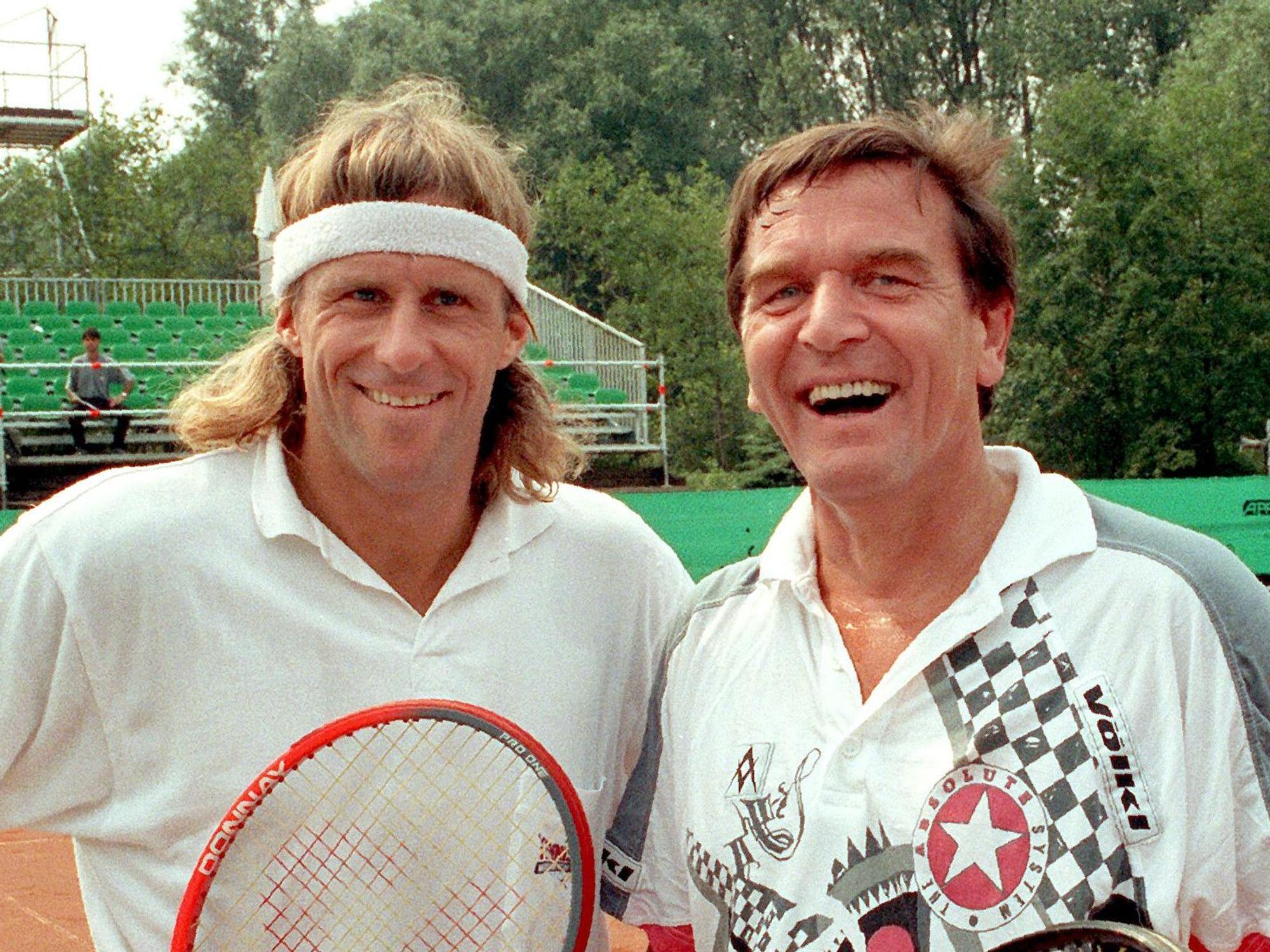 Björn Borg spielte auch schon gegen Gerhard Schröder (r, SPD).