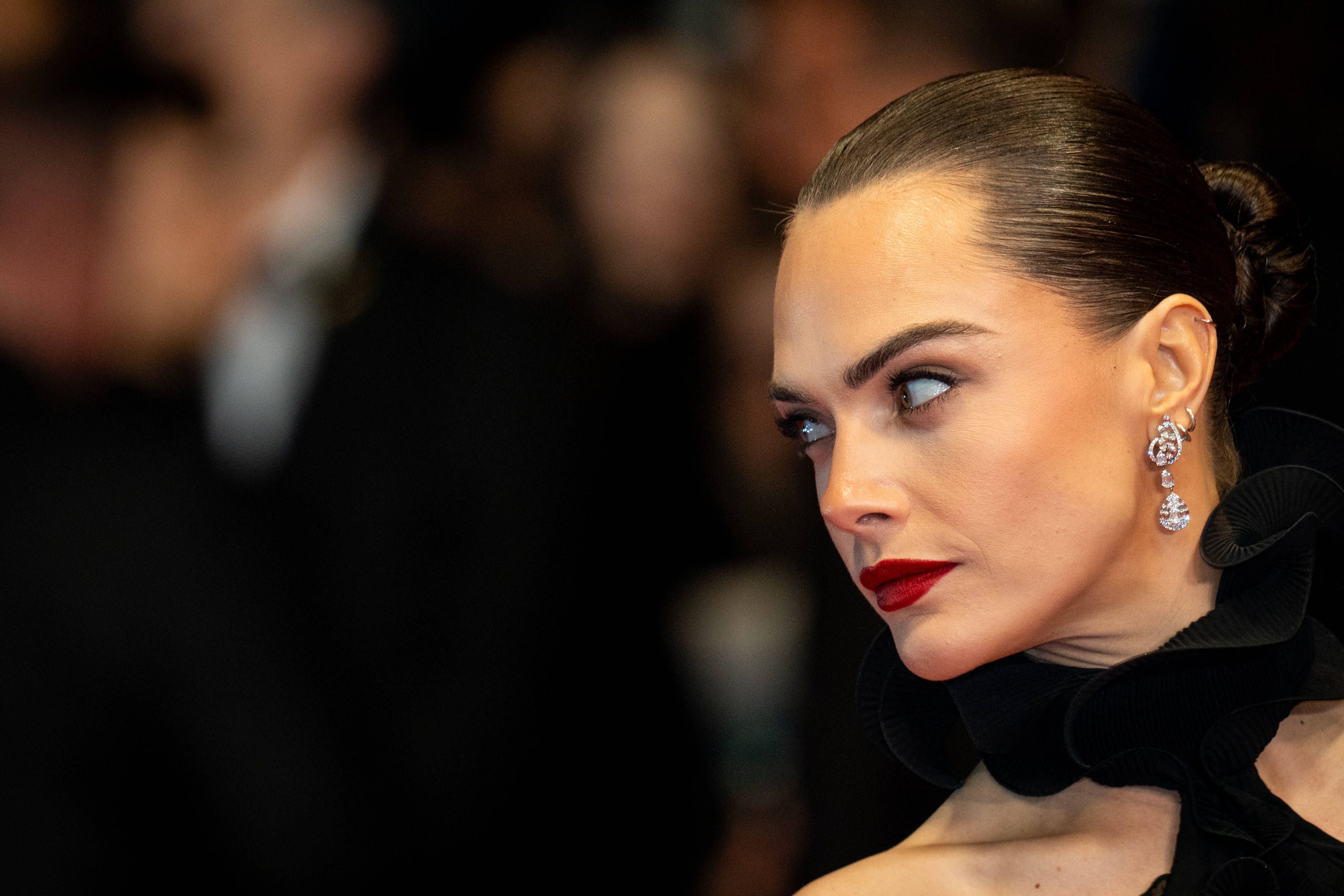Cara Delevingne redet offen über ihre Romanze mit Amber Heard.