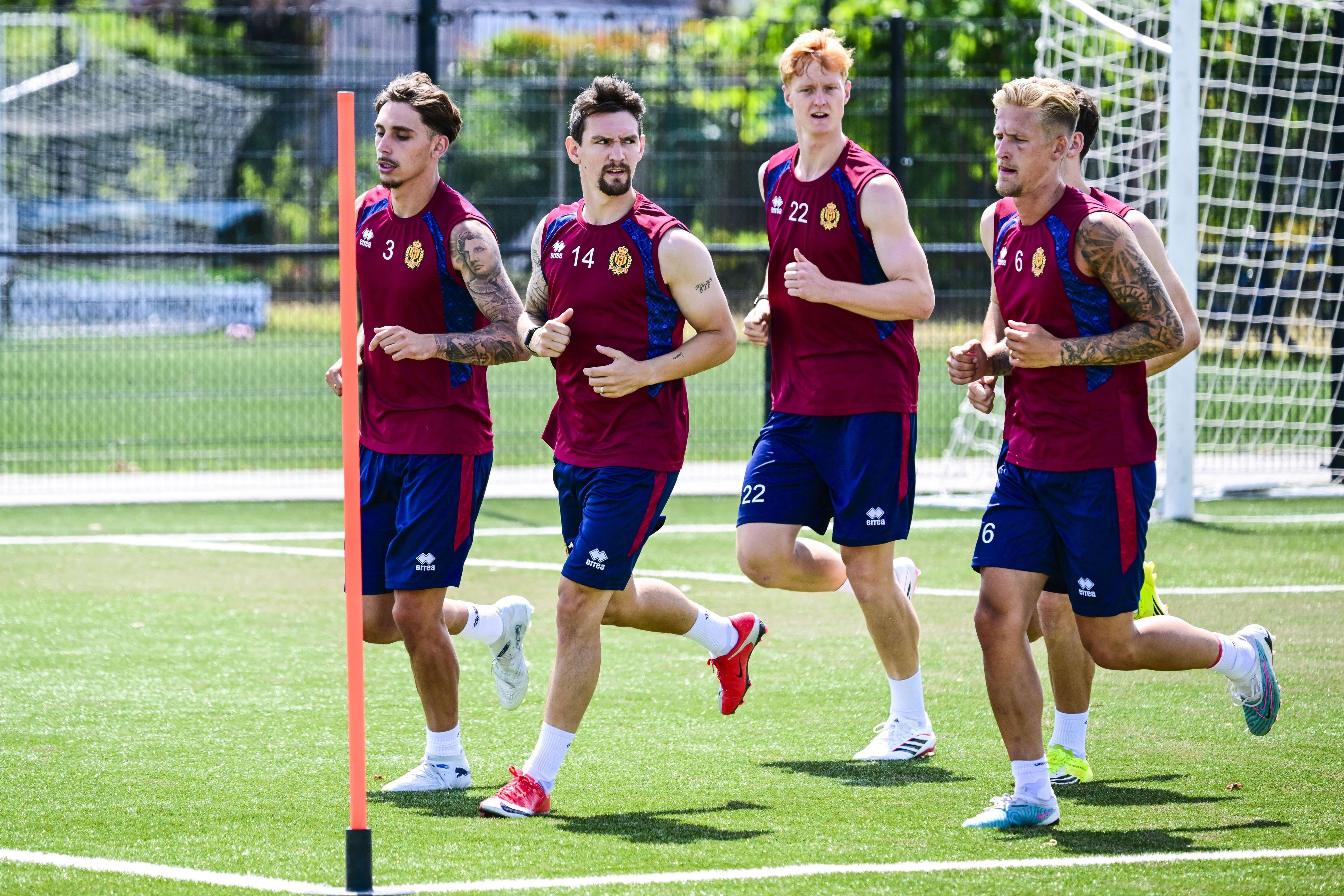 Jose Marsa, Benito Raman, Lovro Golic und Fredrik Hammar (von links) joggen auf dem Trainingsplatz.