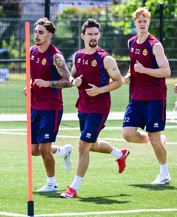 Jose Marsa, Benito Raman, Lovro Golic und Fredrik Hammar (von links) joggen auf dem Trainingsplatz.
