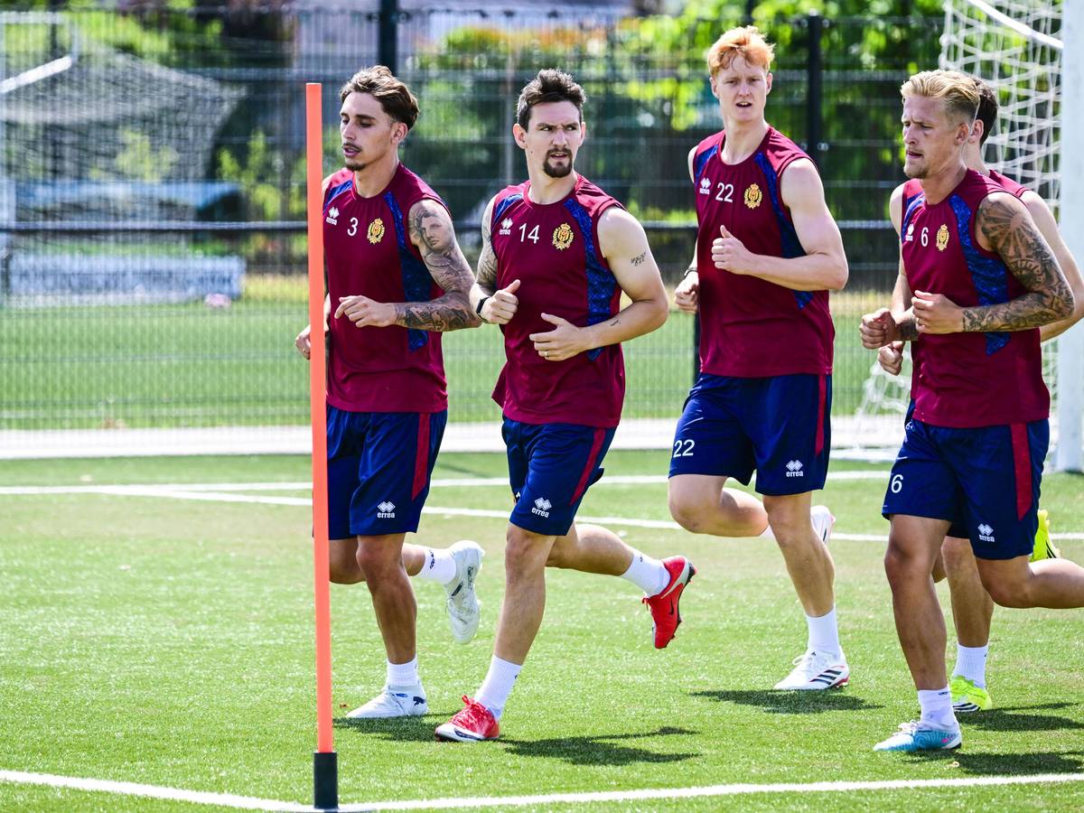 Jose Marsa, Benito Raman, Lovro Golic und Fredrik Hammar (von links) joggen auf dem Trainingsplatz.