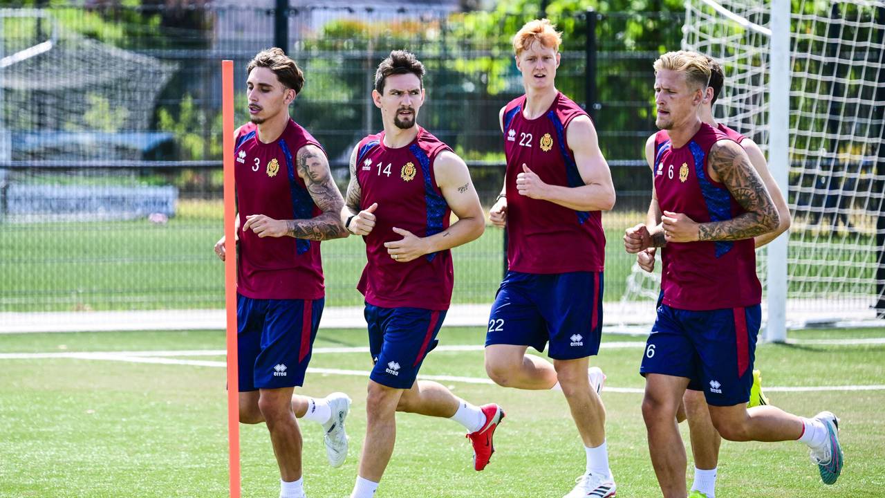 Jose Marsa, Benito Raman, Lovro Golic und Fredrik Hammar (von links) joggen auf dem Trainingsplatz.