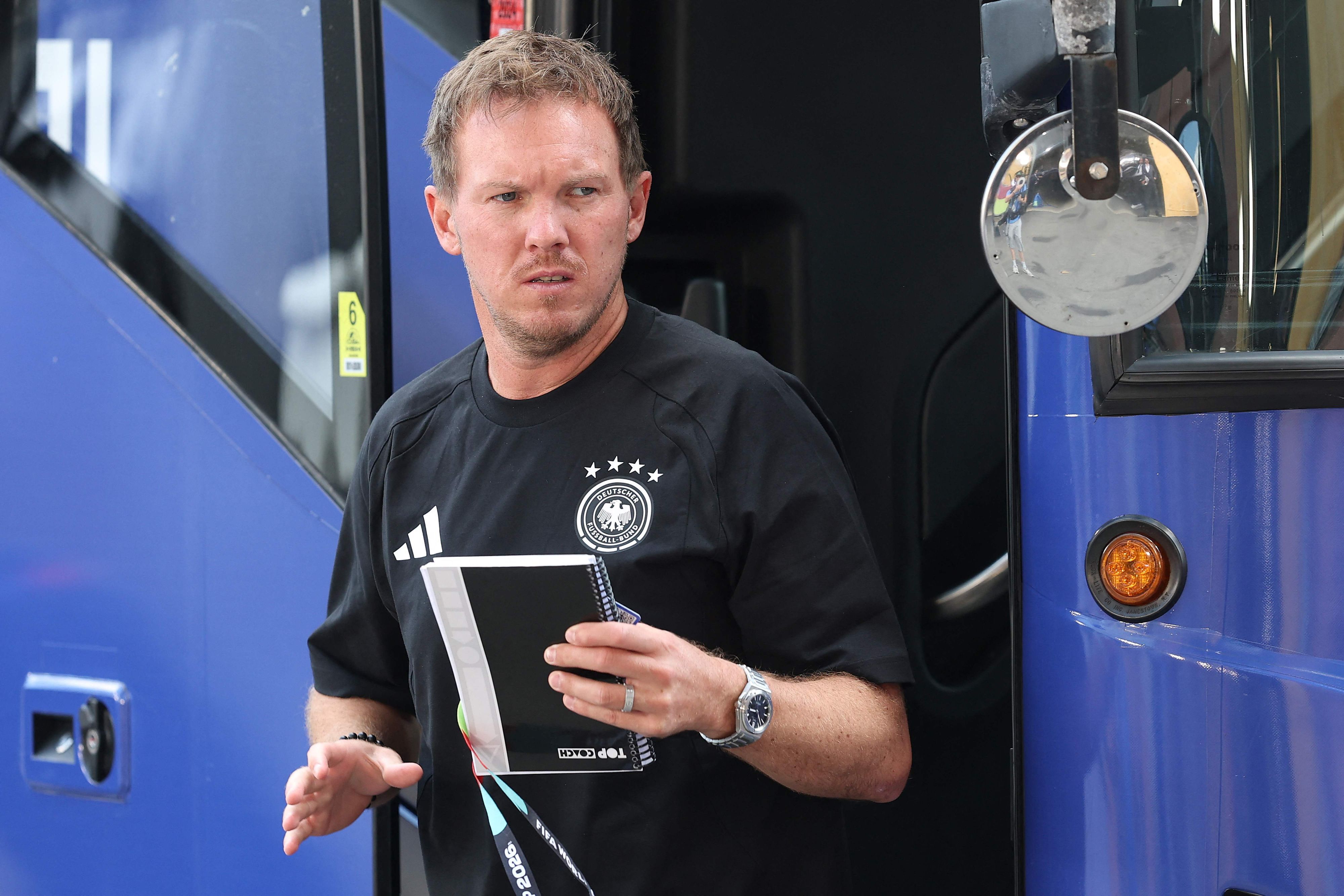 Julian Nagelsmann steigt bei Deutschland aus dem Mannschaftsbus.