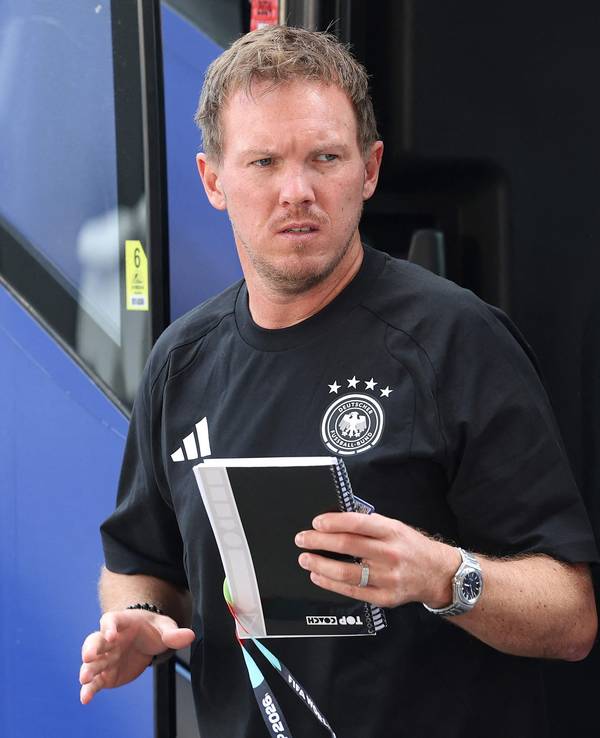 Julian Nagelsmann steigt bei Deutschland aus dem Mannschaftsbus.