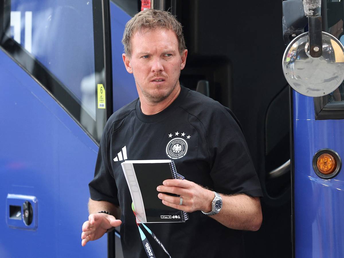 Julian Nagelsmann steigt bei Deutschland aus dem Mannschaftsbus.