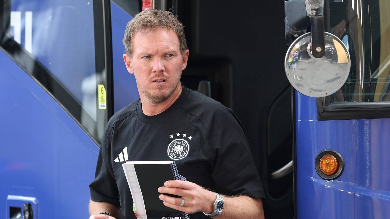 Julian Nagelsmann steigt bei Deutschland aus dem Mannschaftsbus.