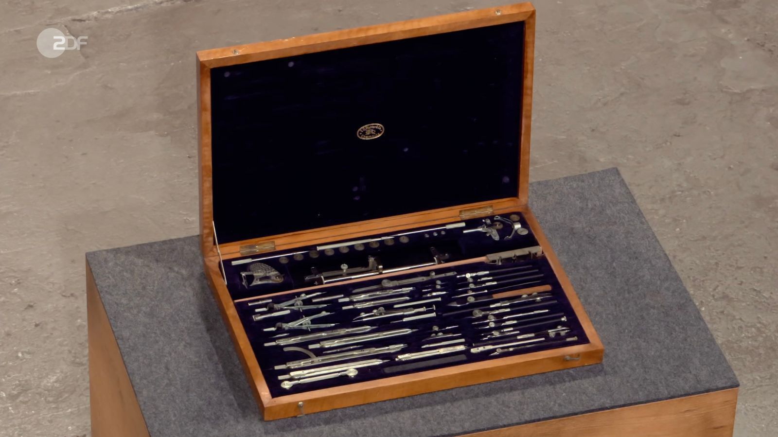 Einen Zirkelkasten von E. O. Richter & Co. datierte Detlev Kümmel in den 1950er Jahren bis 1962.  (Bild: ZDF)