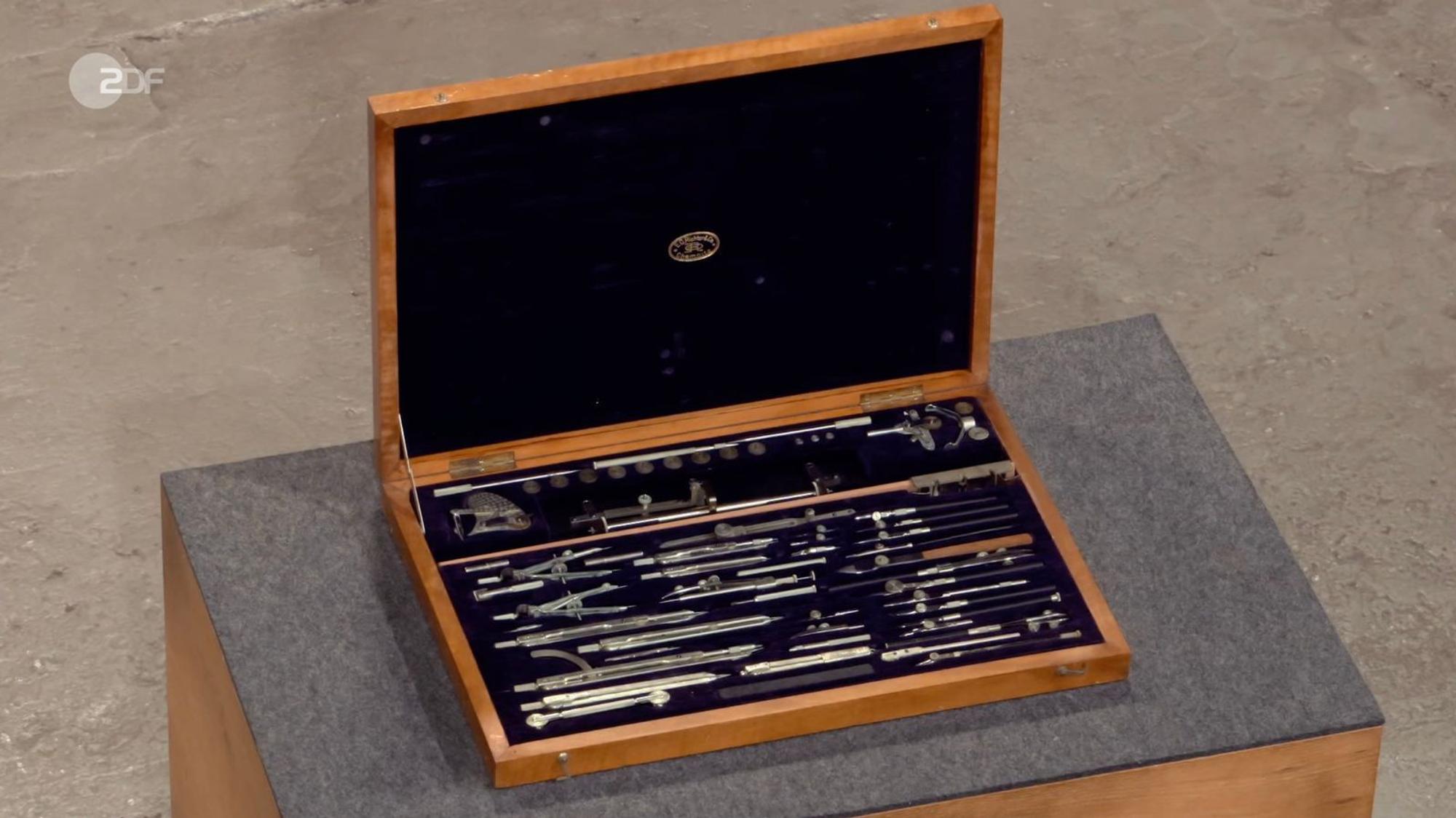 Einen Zirkelkasten von E. O. Richter & Co. datierte Detlev Kümmel in den 1950er Jahren bis 1962. (Bild: ZDF)
