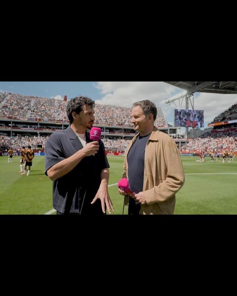 Mats Hummels gibt ein Interview bei Thomas Wagner.