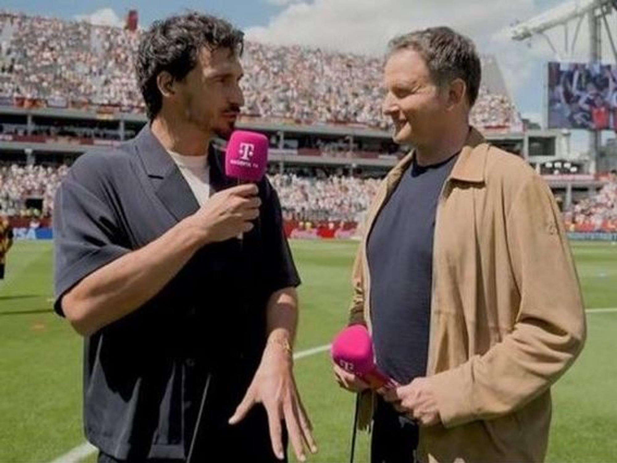 Mats Hummels gibt ein Interview bei Thomas Wagner.