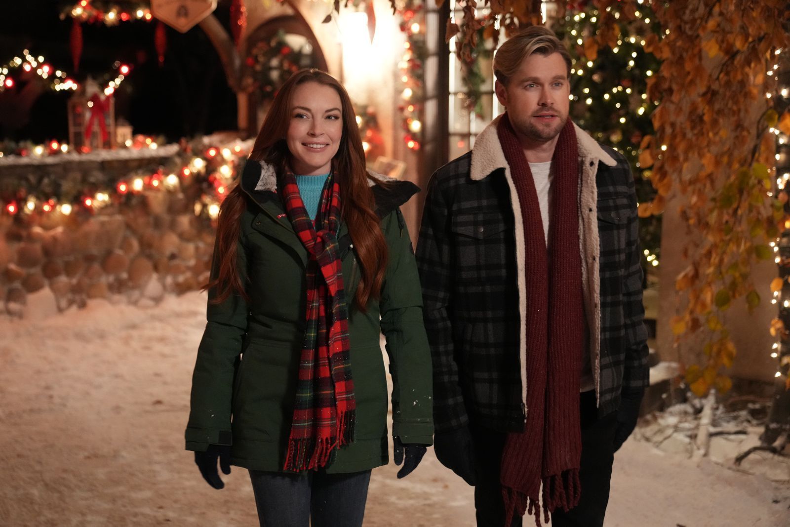 Und auch beruflich läuft es wieder für Lohan: Im Netflix-Weihnachtsfilm „Falling For Christmas“ (2022) spielet sie ihre erste Hauptrolle seit langer Zeit. (Bild: Scott Everett White/Netflix © 2021)