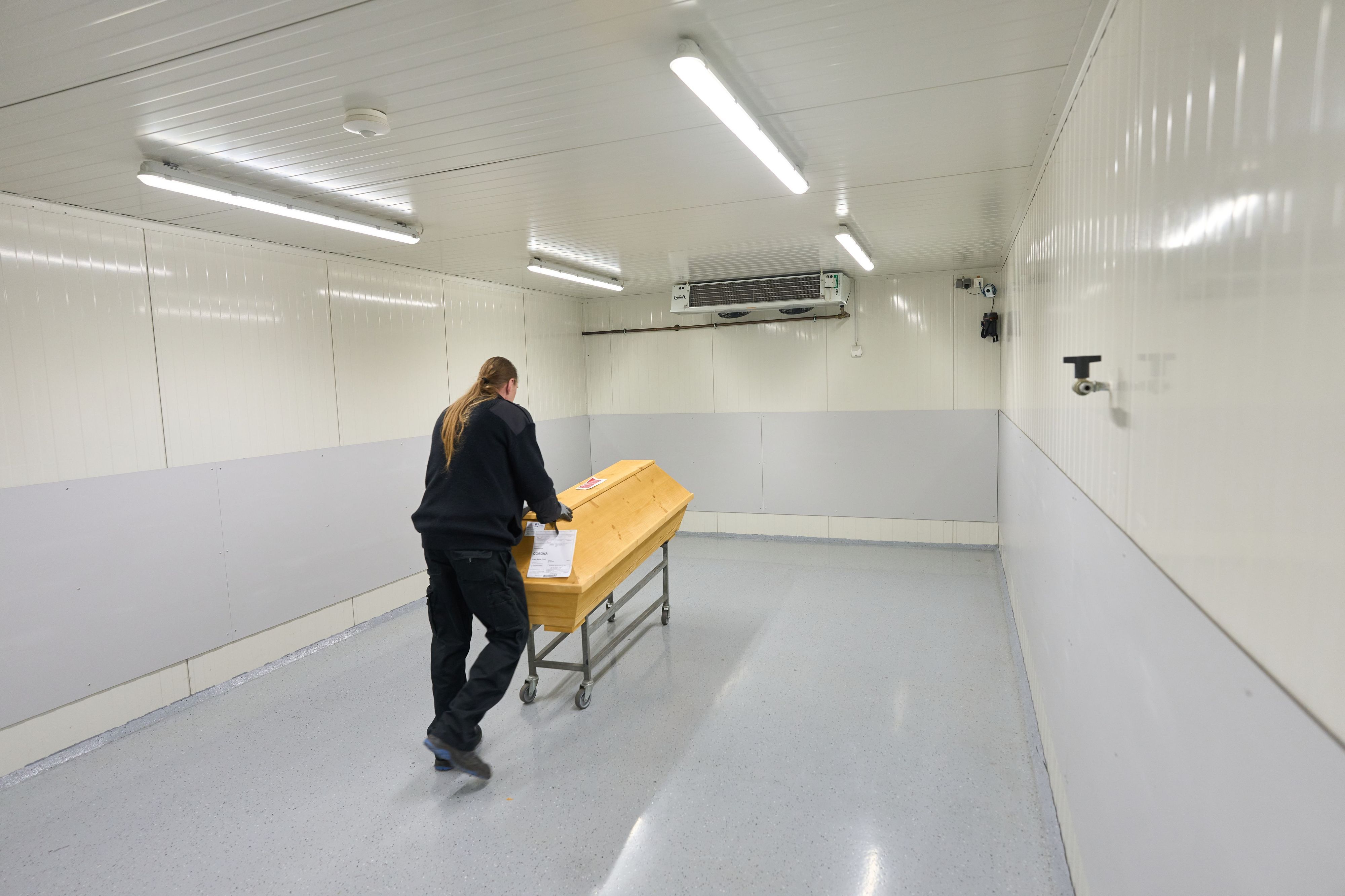 Ein Mitarbeiter des Krematoriums Dachsenhausen bringt einen Sarg in den Kühlraum. Nach der jüngsten Hitzewelle dürfte die Zahl der Todesopfer dramatisch steigen.