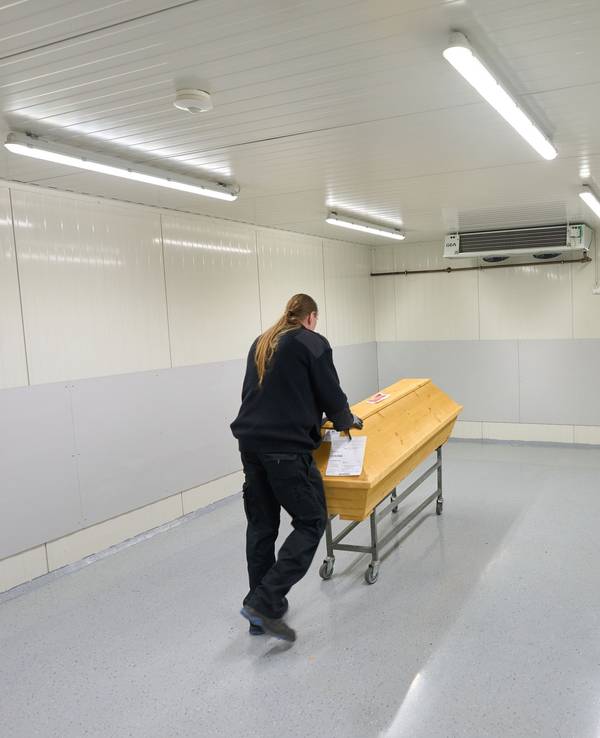 Ein Mitarbeiter des Krematoriums Dachsenhausen bringt einen Sarg in den Kühlraum. Nach der jüngsten Hitzewelle dürfte die Zahl der Todesopfer dramatisch steigen.