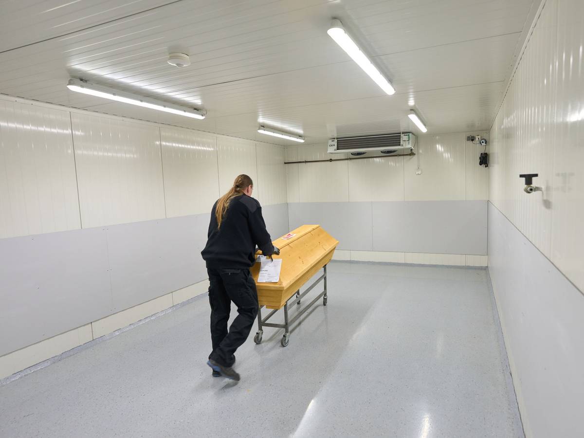 Ein Mitarbeiter des Krematoriums Dachsenhausen bringt einen Sarg in den Kühlraum. Nach der jüngsten Hitzewelle dürfte die Zahl der Todesopfer dramatisch steigen.